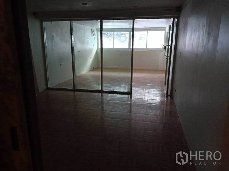 Retail Space for rent in Watthana, Bangkok - Glass-partitioned room with windows bringing natural light into the retail unit.