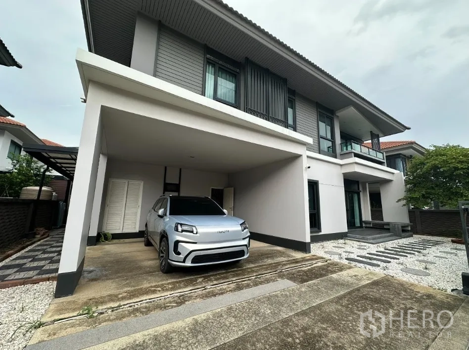 Detached House for rent in Lam Luk Ka, Pathum Thani - Covered double carport and driveway beside contemporary exterior.