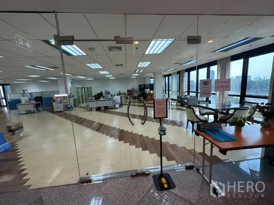 办公空间 出租在Khlong Toei, Bangkok - 玻璃双开门入口通向明亮办公室，鱼骨拼地板与园景、市景一览无余。