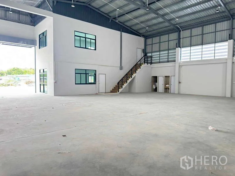 货栈 出租在Mueang Rayong, Rayong - 宽敞无柱仓储大厅，带夹层办公室与高位照明。