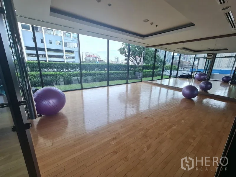 公寓 出售在Ratchathewi, Bangkok - 采光充足的健身/瑜伽室，镜面与木地板、健身球