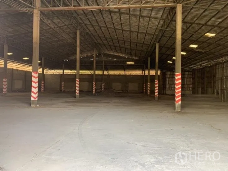 Warehouse for rent in Mueang Nakhon Pathom, Nakhon Pathom - Large clear‑span storage area with multiple columns and roof skylights.