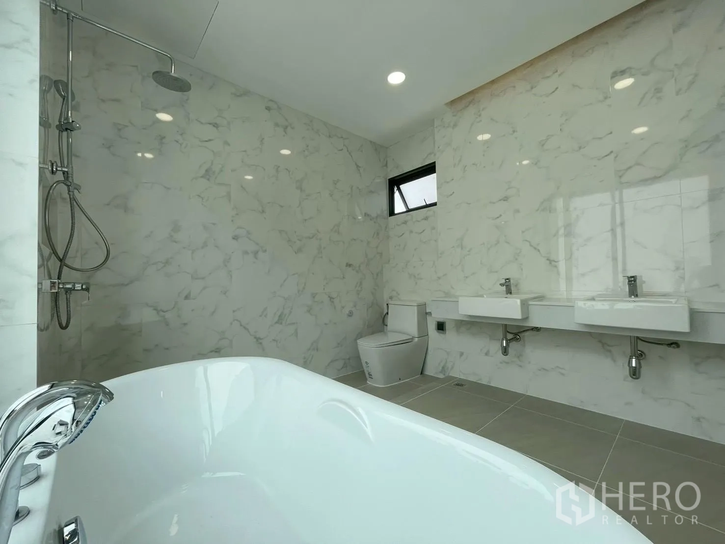 บ้านเดี่ยว for sale in Chatuchak, Bangkok - ห้องน้ำปูหินอ่อนพร้อมอ่างอาบน้ำลอยตัว ฝักบัวเรนชาวเวอร์ อ่างล้างหน้าแบบคู่ และโถสุขภัณฑ์