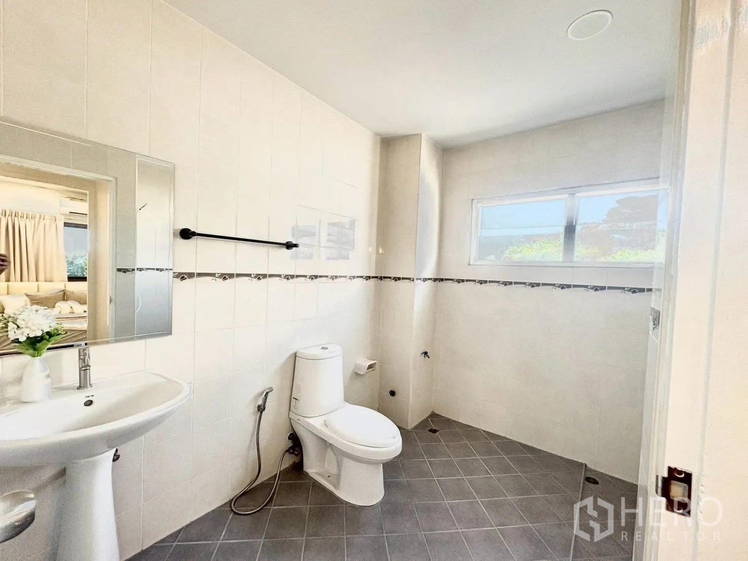 ทาวน์เฮาส์ for rent in Huai Khwang, Bangkok - ห้องน้ำสว่าง โถสุขภัณฑ์ อ่างล้างหน้า กระจก และหน้าต่าง