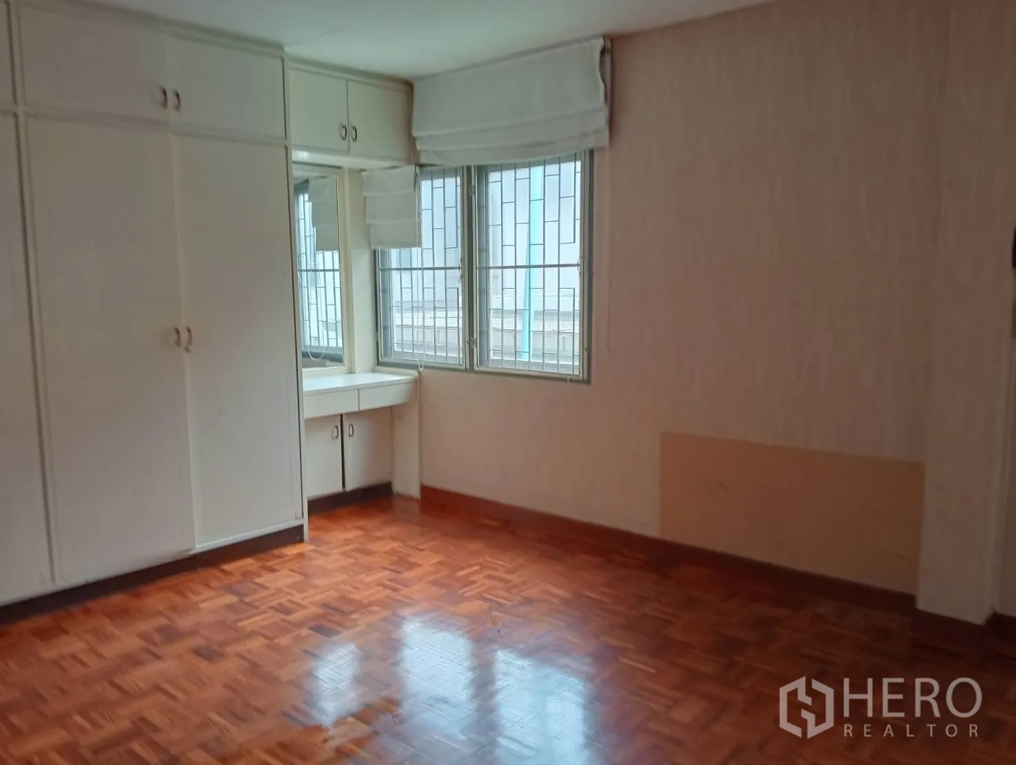 带办公室的家 出租在Khlong Toei, Bangkok - 角落卧室，内置白色衣柜与梳妆台，带防盗窗