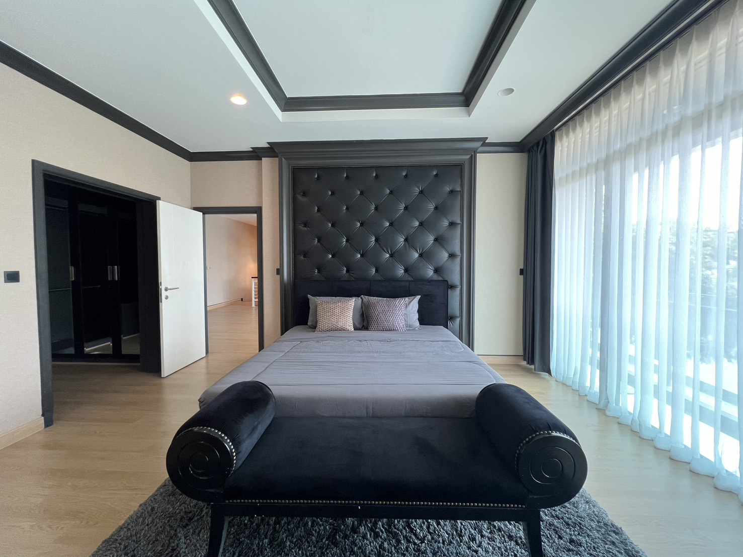 Detached House for rent in Bang Kapi, Bangkok - Master suite with panoramic windows and access to the balcony.