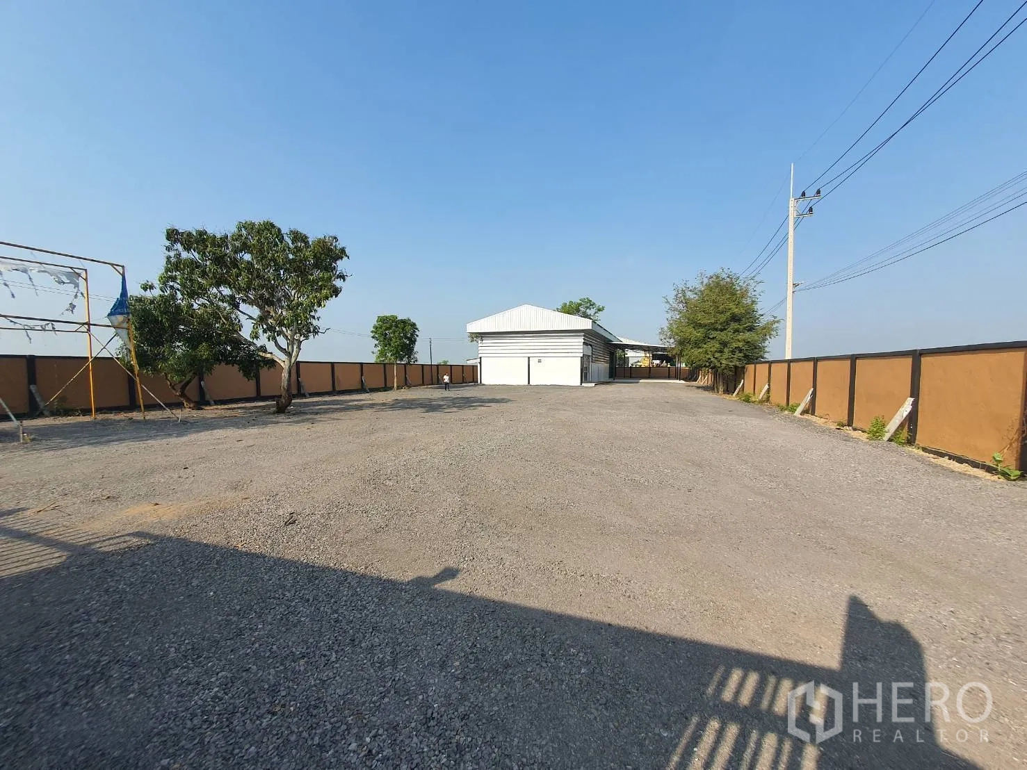 โกดัง for sale in Lam Luk Ka, Pathum Thani - ลานหินคลุกกว้างภายในพื้นที่ นำเข้าสู่ตัวโกดัง