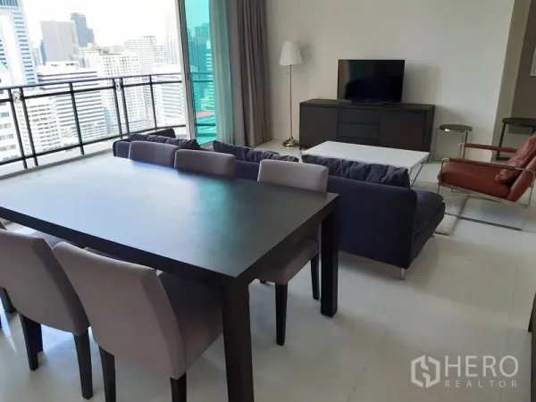 公寓 出租在Watthana, Bangkok - 开放式客餐厅，连通大阳台，可欣赏素坤逸区域城市天际线。