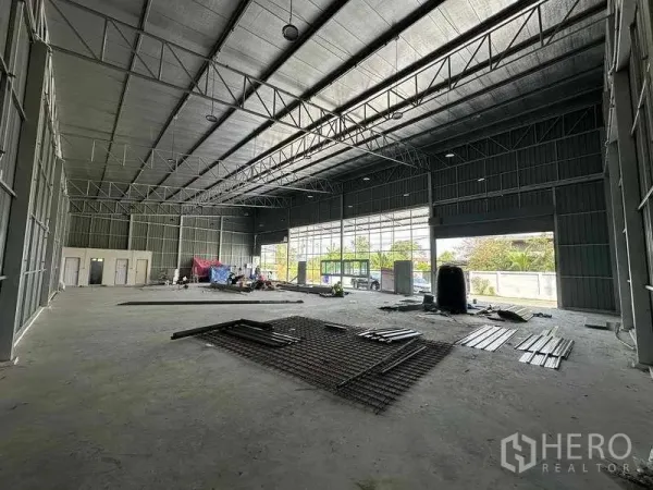 货栈 出租在Pak Kret, Nonthaburi - 开放式存储空间，落地玻璃采光充足，配有大型卷闸门便于装卸。