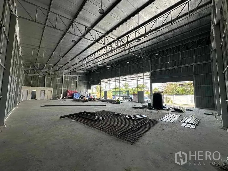 货栈 出租在Pak Kret, Nonthaburi - 开放式存储空间，落地玻璃采光充足，配有大型卷闸门便于装卸。