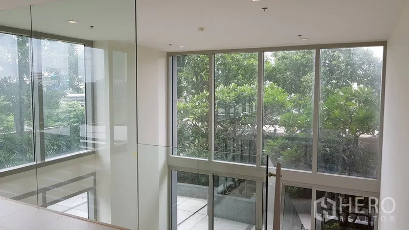 公寓 出售在Khlong San, Bangkok - 楼上走廊，玻璃栏杆与绿景