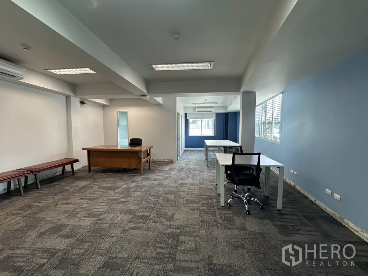 办公空间 出租在Watthana, Bangkok - 宽幅视角展示焕新后的开放式办公室，多张书桌与地毯地面。