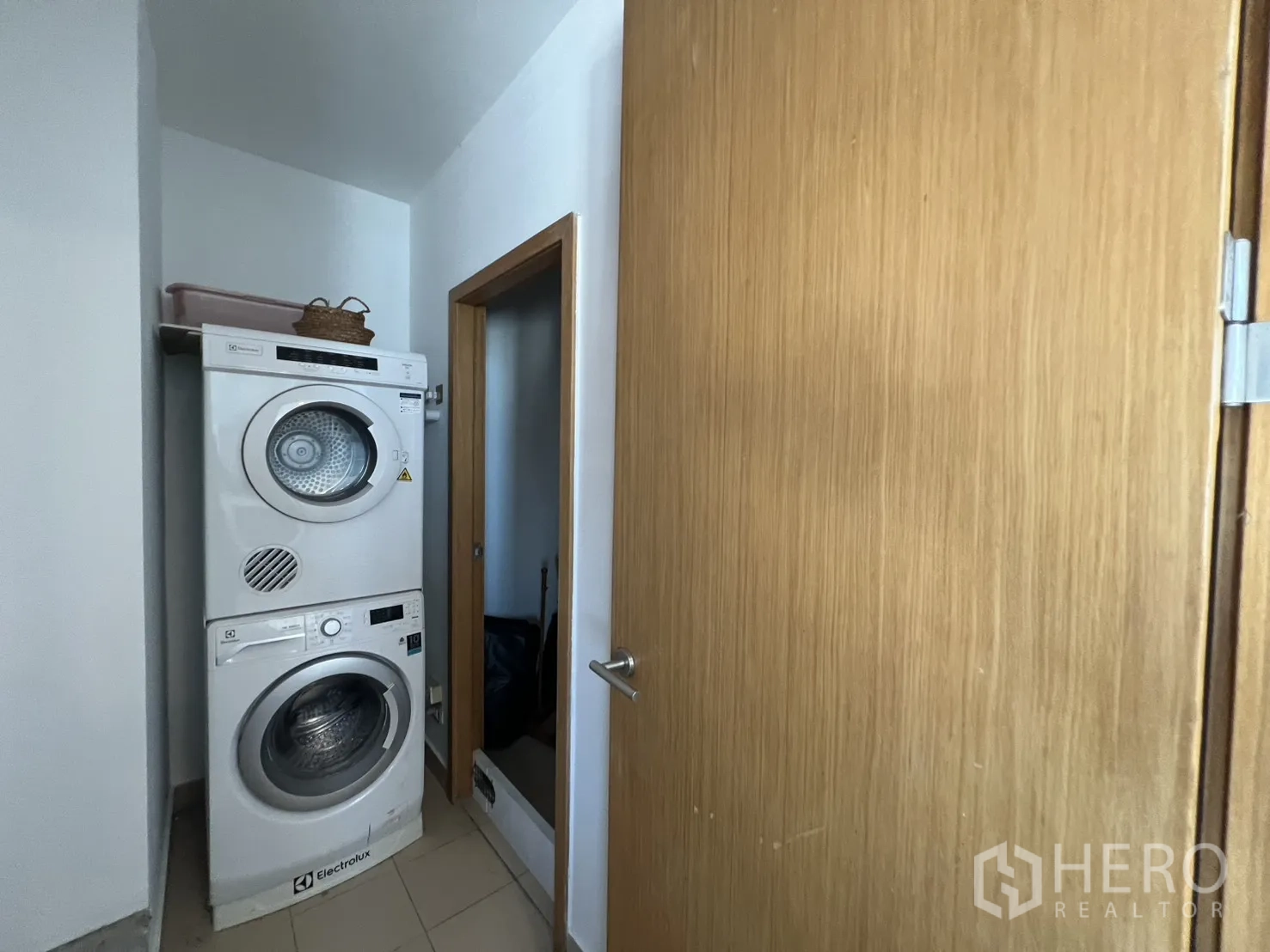 คอนโด for sale in Khlong Toei, Bangkok - มุมซักรีด เครื่องซักและอบผ้าแบบวางซ้อน