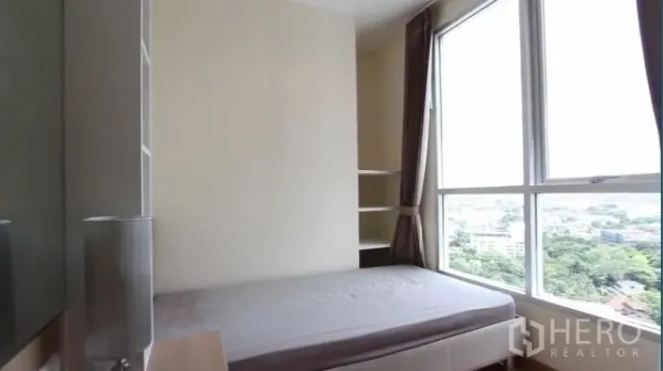 คอนโด ให้เช่าในWatthana, Bangkok - ห้องนอนอบอุ่น พร้อมหน้าต่างมุมกว้างเห็นวิวเมือง