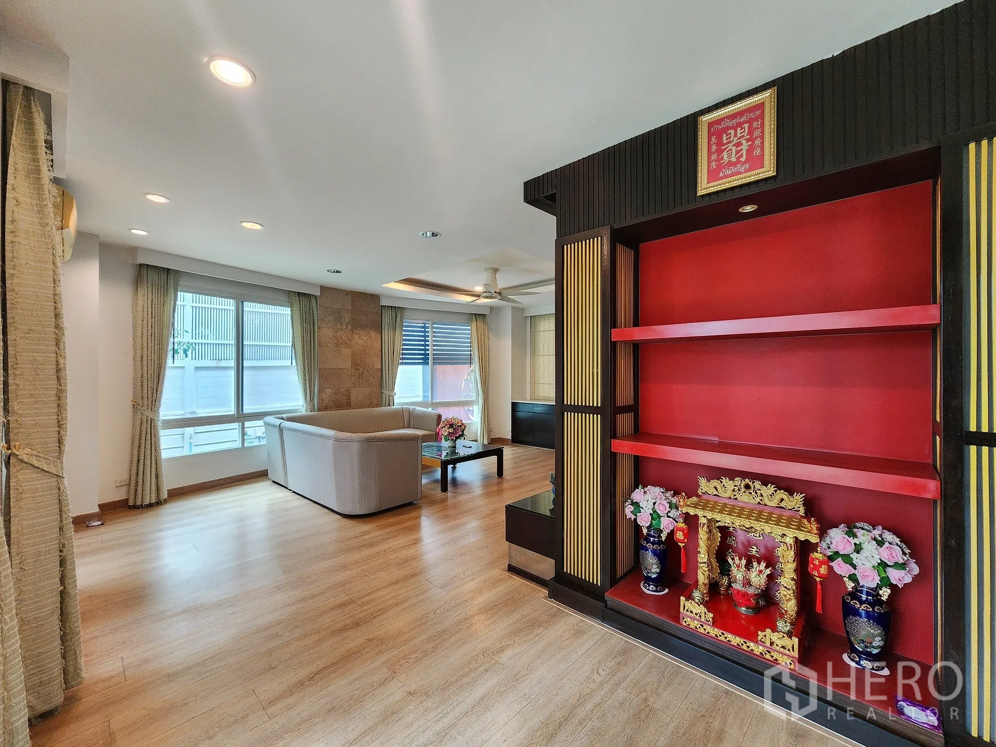 Detached House for rent in Bang Kapi, Bangkok - Built-in red display shelf suitable for a shrine or collectibles in the living area.