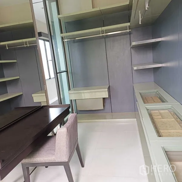 独立式住宅 出租或出售在Mueang Nonthaburi, Nonthaburi - 步入式衣帽间，设有多层置物架、抽屉及梳妆台。