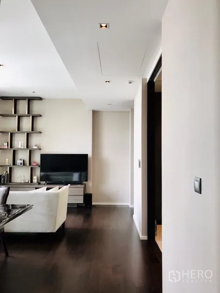 公寓 出租或出售在Watthana, Bangkok - 现代客厅视角，电视柜与装饰置物架，餐桌旁设大窗