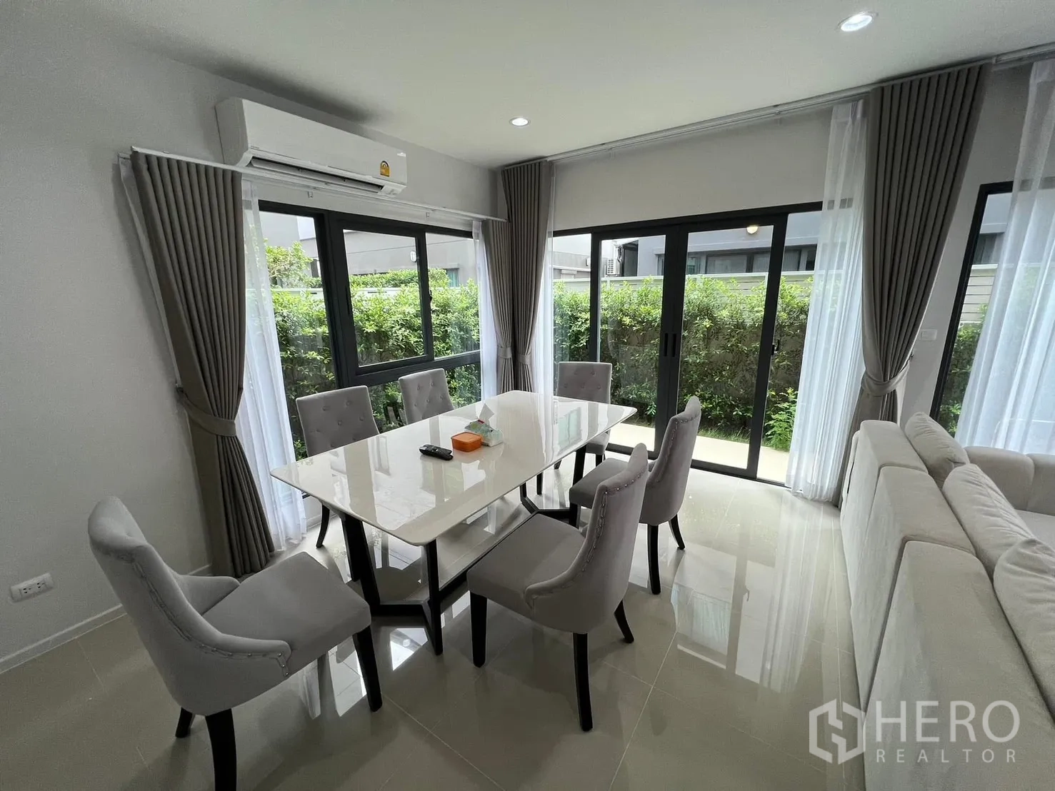 บ้านแฝด for rent in Saphan Sung, Bangkok - มุมรับประทานอาหารสว่างใกล้ประตูบานเลื่อนเปิดออกสู่สวน