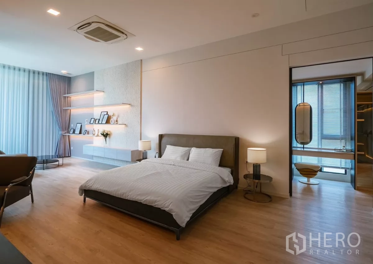 Detached House for rent or sale in Saphan Sung, Bangkok - Spacious master bedroom with feature shelving and entry to dressing area.