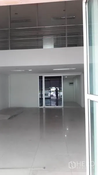 办公空间 出租在Bueng Kum, Bangkok - 从挑高大厅望向入口的视角，透过玻璃隔断。