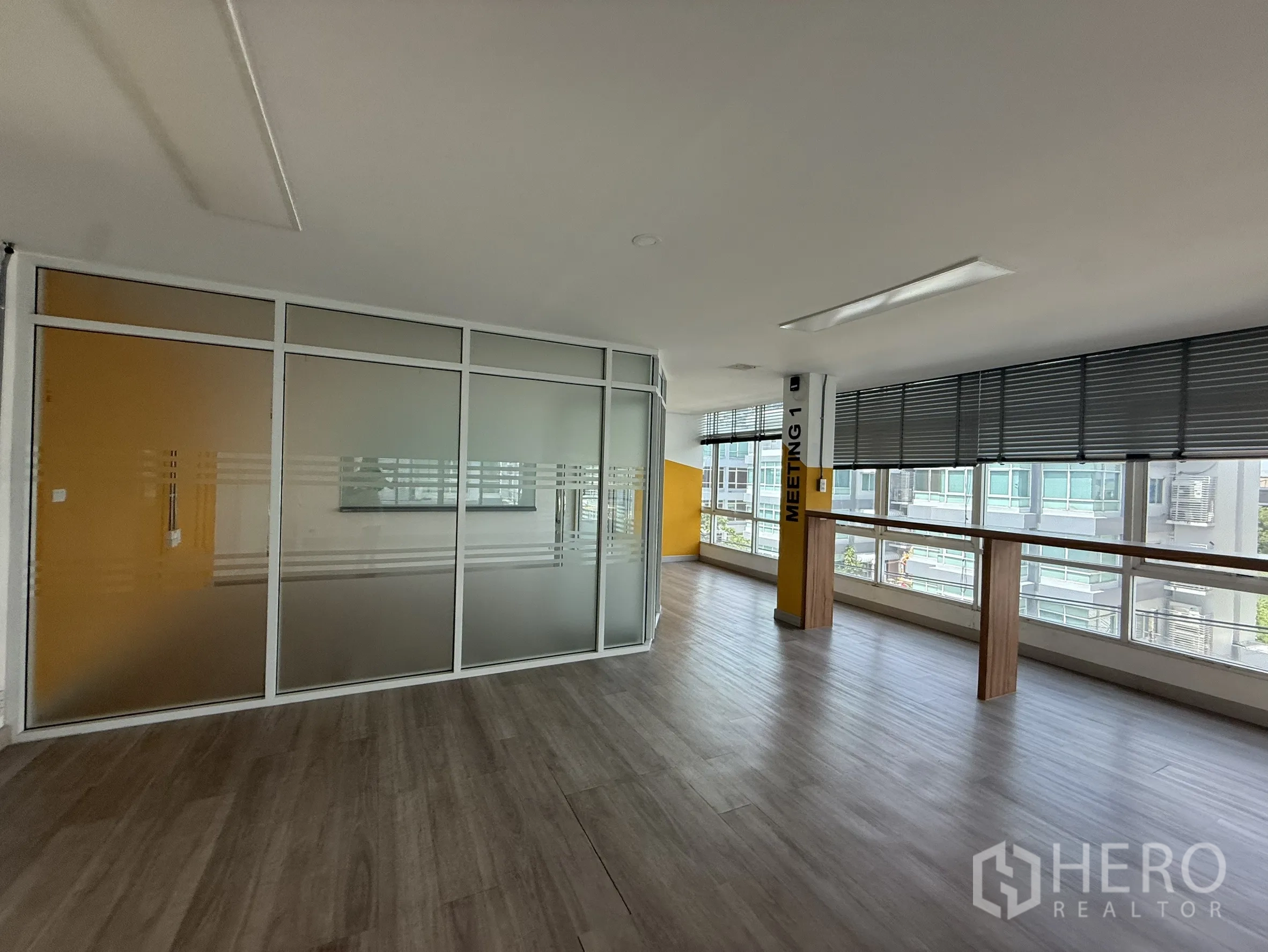 办公空间 出租在Bueng Kum, Bangkok - 开放工位区，设有两间磨砂玻璃会议室。