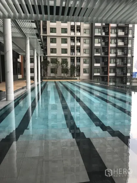 คอนโด ให้เช่าในHuai Khwang, Bangkok - สระว่ายน้ำแบบลู่ว่ายของคอนโด มีศาลาพักและวิวเมือง