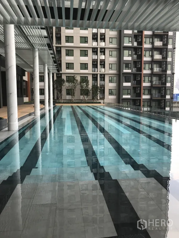 คอนโด ให้เช่าในHuai Khwang, Bangkok - สระว่ายน้ำแบบลู่ว่ายของคอนโด มีศาลาพักและวิวเมือง