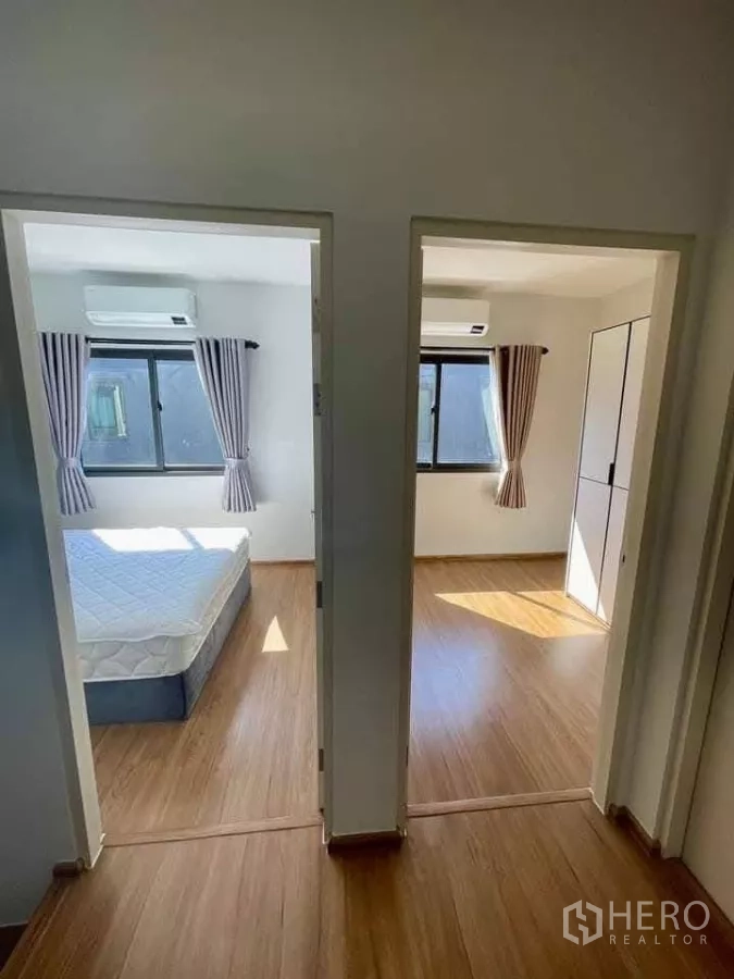 联排别墅 出租在Bang Phli, Samut Prakan - 楼上走廊，通向两间卧室，木地板