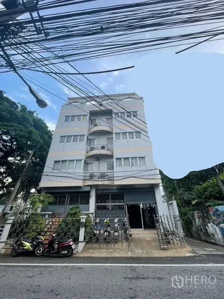 Home Office for sale in Yan Nawa, Bangkok - Multi-storey home office building with gated frontage and balconies on a quiet Yan Nawa street.