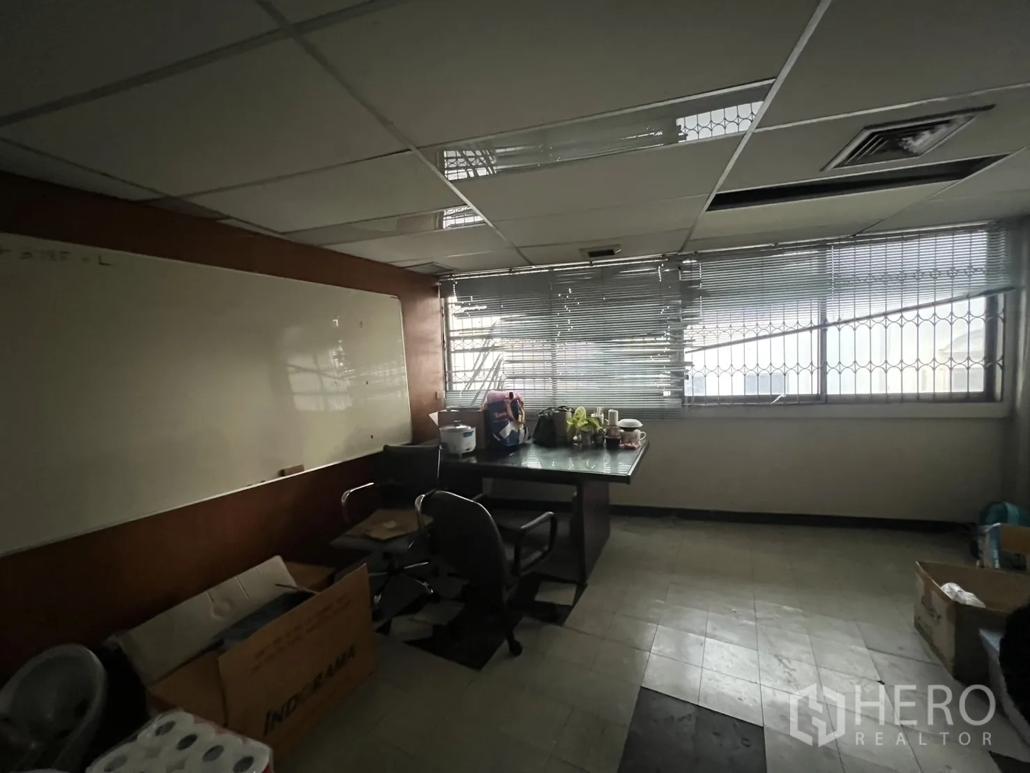 店屋 出租 - 小型会议室，长桌、白板与百叶窗户。