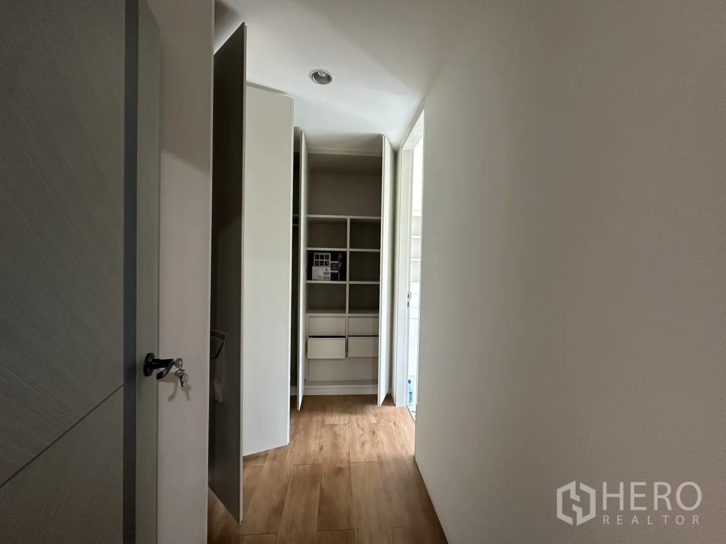 โฮมออฟฟิศ for rent in Phra Khanong, Bangkok - โถงทางเดินพร้อมชั้นวางและตู้เก็บของบิลต์อิน.