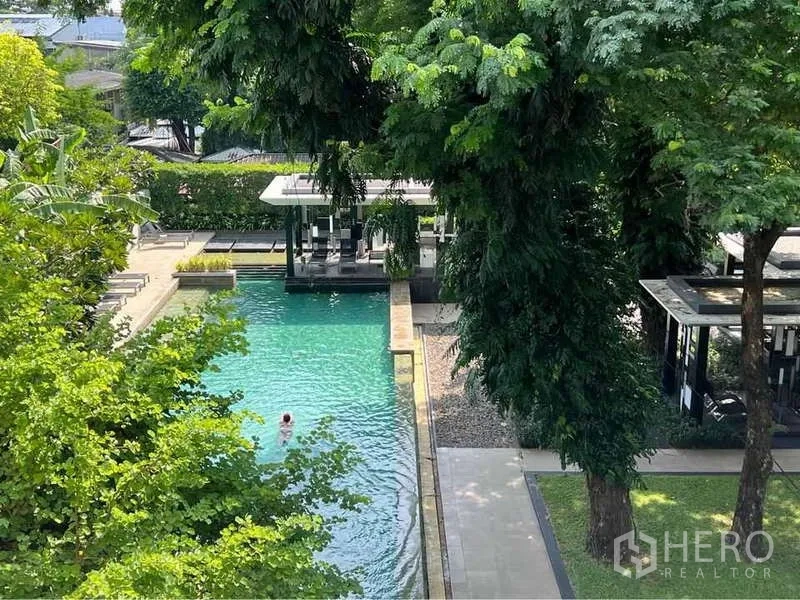 คอนโด ขายในWatthana, Bangkok - สระว่ายน้ำกลางแจ้งท่ามกลางต้นไม้พร้อมซันเด็คและศาลาพัก