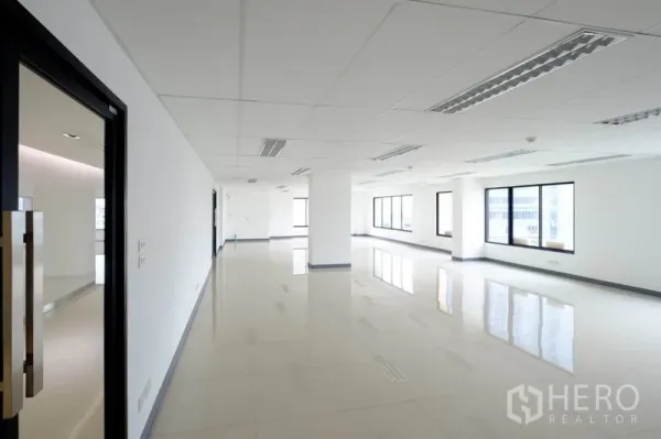 Office Space for rent in Suan Luang, Bangkok - Spacious open-plan office floor with glossy tiles, drop ceiling and large windows.