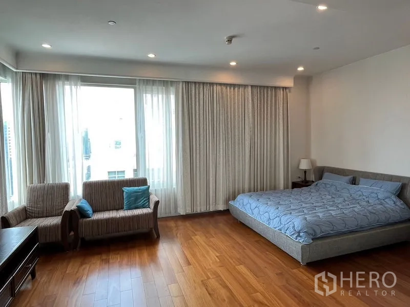 คอนโด ให้เช่าในPathum Wan, Bangkok - ห้องนอนหลักพร้อมหน้าต่างบานใหญ่ ไฟฝัง และเตียงคิงไซส์