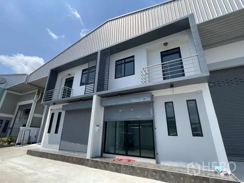 โรงงาน ให้เช่าในBan Phaeo, Samut Sakhon - ด้านหน้าโรงงานสมัยใหม่พร้อมสำนักงาน 2 ชั้น ระเบียง และประตูม้วน.