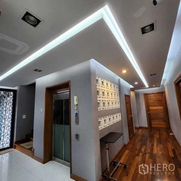 独立式住宅 出售在Phra Khanong, Bangkok - 室内过道配私家电梯、线形灯与多扇木门