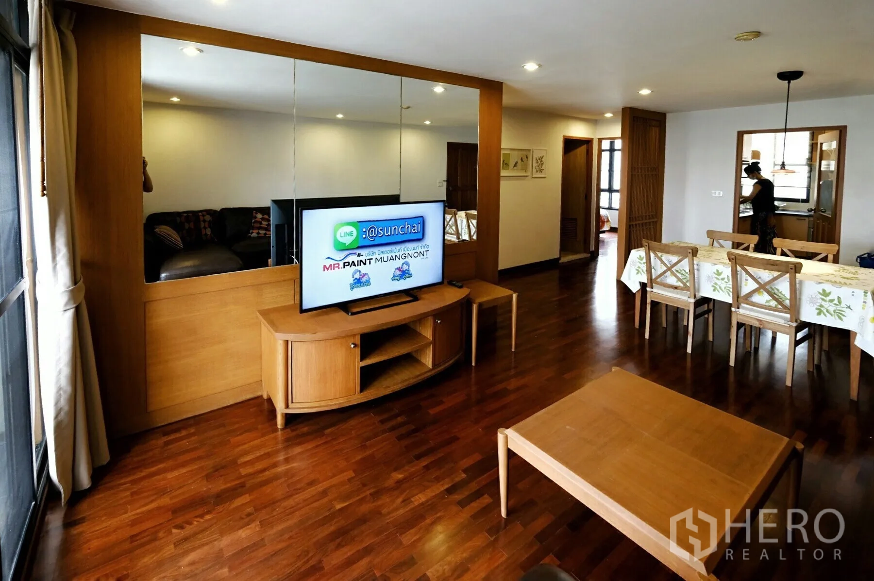 公寓 出租在Watthana, Bangkok - 开放式客餐厅，电视柜、镜面墙与木地板