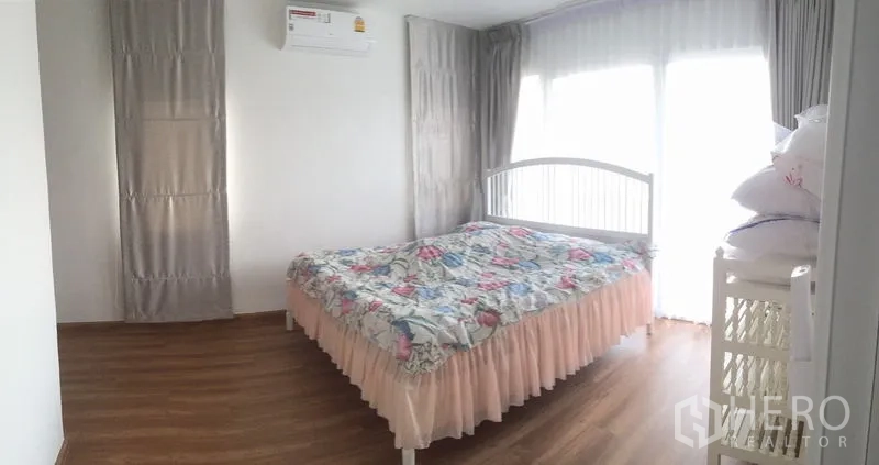 บ้าน ขายในPrawet, Bangkok - ห้องนอนพื้นไม้ พร้อมเตียงและหน้าต่างบานใหญ่มีผ้าม่าน