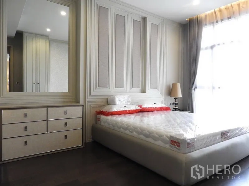 คอนโด ให้เช่าในWatthana, Bangkok - ห้องนอนรับแสงธรรมชาติ ผนังตกแต่ง กระจกเงาบานใหญ่ ตู้ลิ้นชัก และผ้าม่านโปร่ง