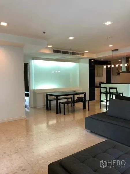 公寓 出租在Khlong Luang, Pathum Thani - 开放式客餐厅，嵌灯与亮面地砖。