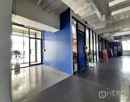 带办公室的家 出售在Khlong Toei, Bangkok - 办公走廊，玻璃隔间与抛光地面。