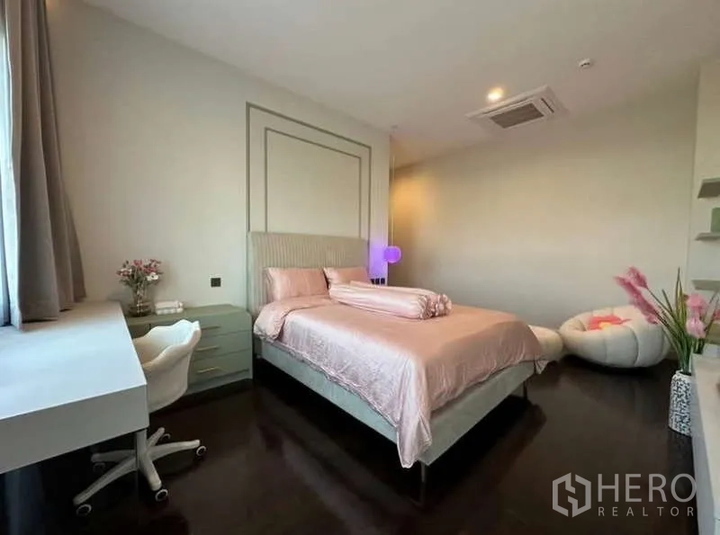 独立式住宅 出租在Lat Krabang, Bangkok - 采光良好的卧室，粉色床品、书桌与壁架。