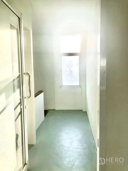 办公空间 出租在Bang Kapi, Bangkok - 带玻璃门与窗户的走廊，连接楼梯与办公室入口。