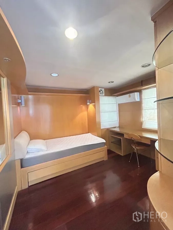 บ้าน ให้เช่าในSuan Luang, Bangkok - ห้องนอนขนาดกะทัดรัด เตียงเดี่ยวและแอร์ใต้หน้าต่าง