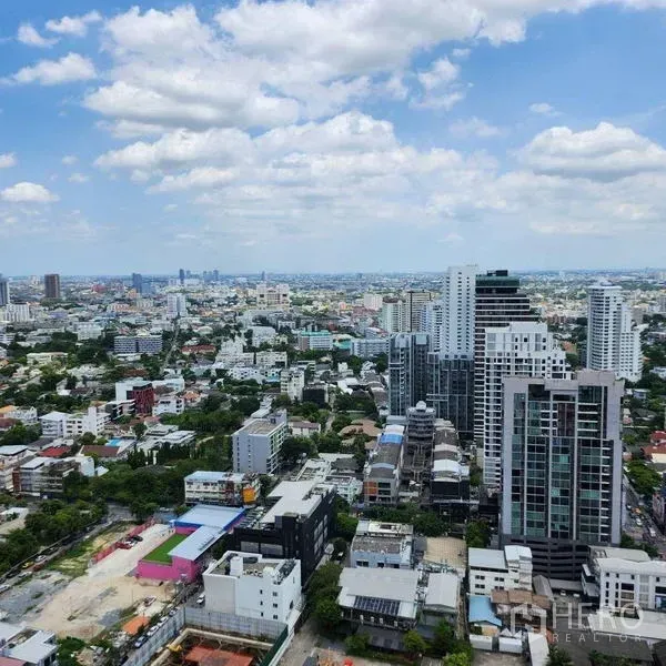 公寓 出租在Watthana, Bangkok - 从高处俯瞰通罗及周边曼谷城区的天际线。