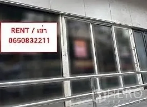 零售空间 出租在Watthana, Bangkok - 临街店面，磨砂玻璃立面带出租标识与扶手。