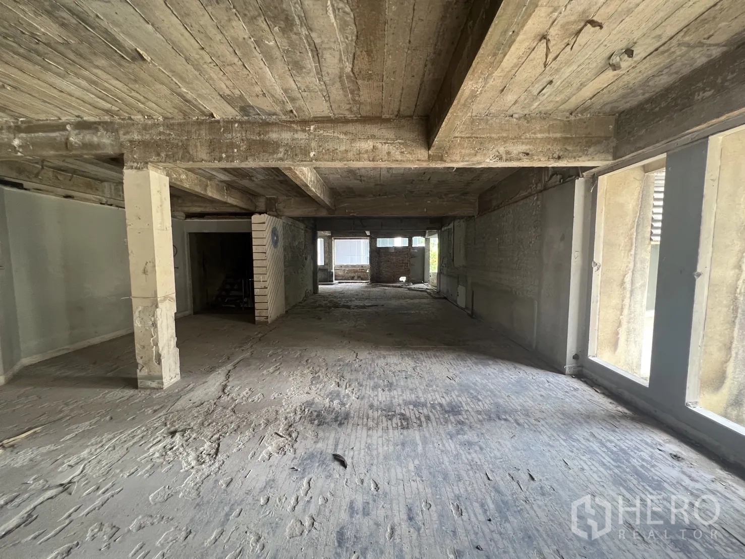 ตึกแถว for rent in Bang Rak, Bangkok - ใกล้ผนังก่ออิฐลายโค้งสีเขียวติดช่องทางเดิน
