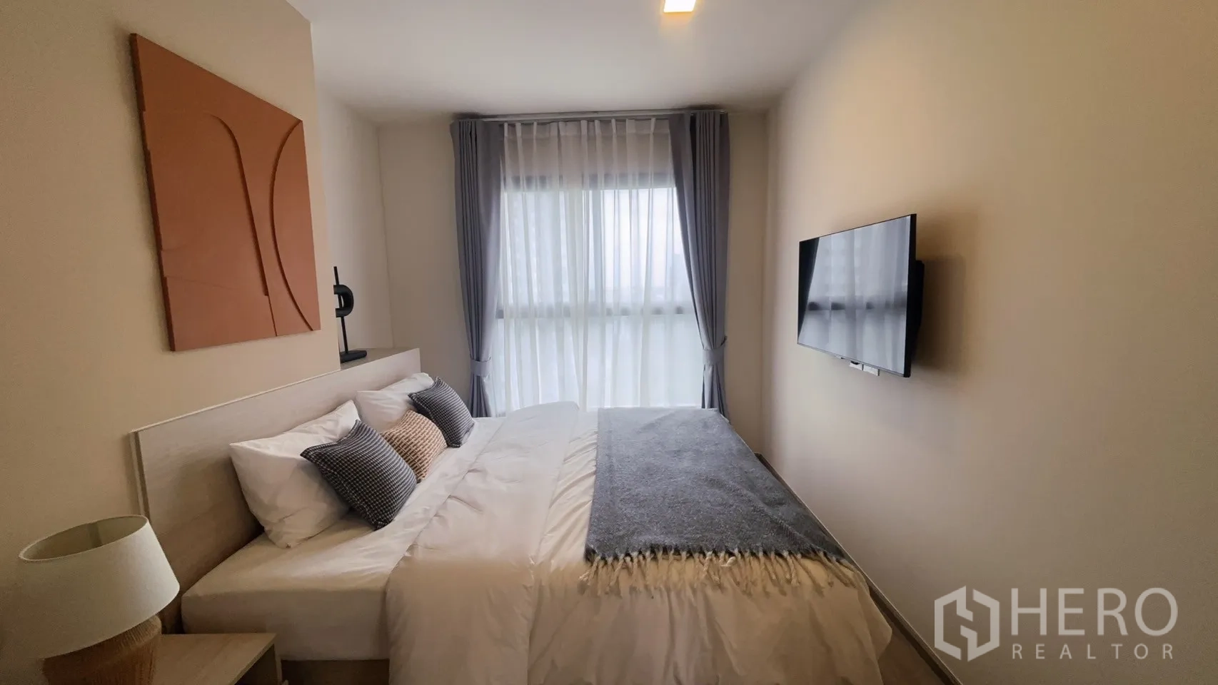 公寓 for rent in Watthana, Bangkok - 明亮卧室，双人床、壁挂电视与宽窗。