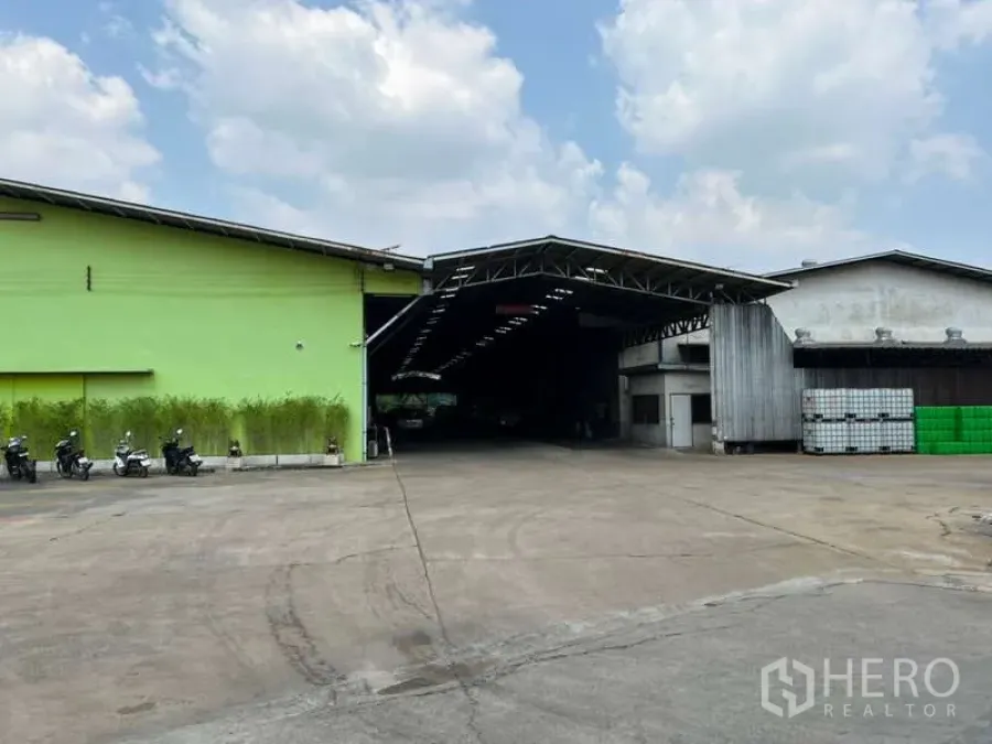 คลังสินค้า ให้เช่า - ด้านนอกคลังสินค้า ลานคอนกรีตกว้าง และหลังคาคลุมจุดขนถ่าย