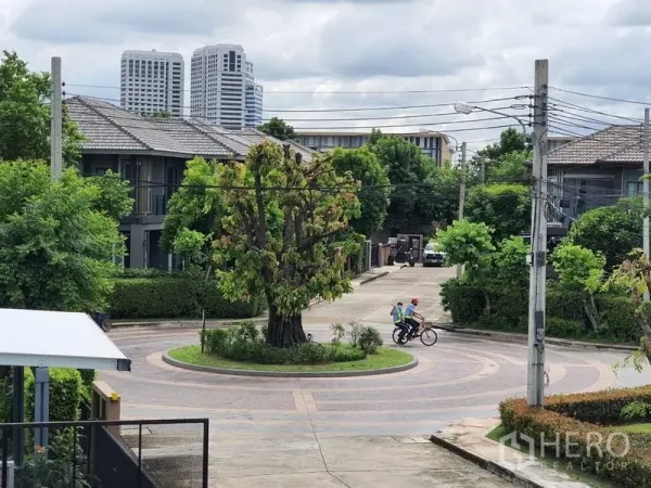 บ้าน ขายในSuan Luang, Bangkok - วงเวียนภายในหมู่บ้านที่มีต้นไม้ใหญ่ รายล้อมด้วยบ้านพักอาศัยต่ำชั้น